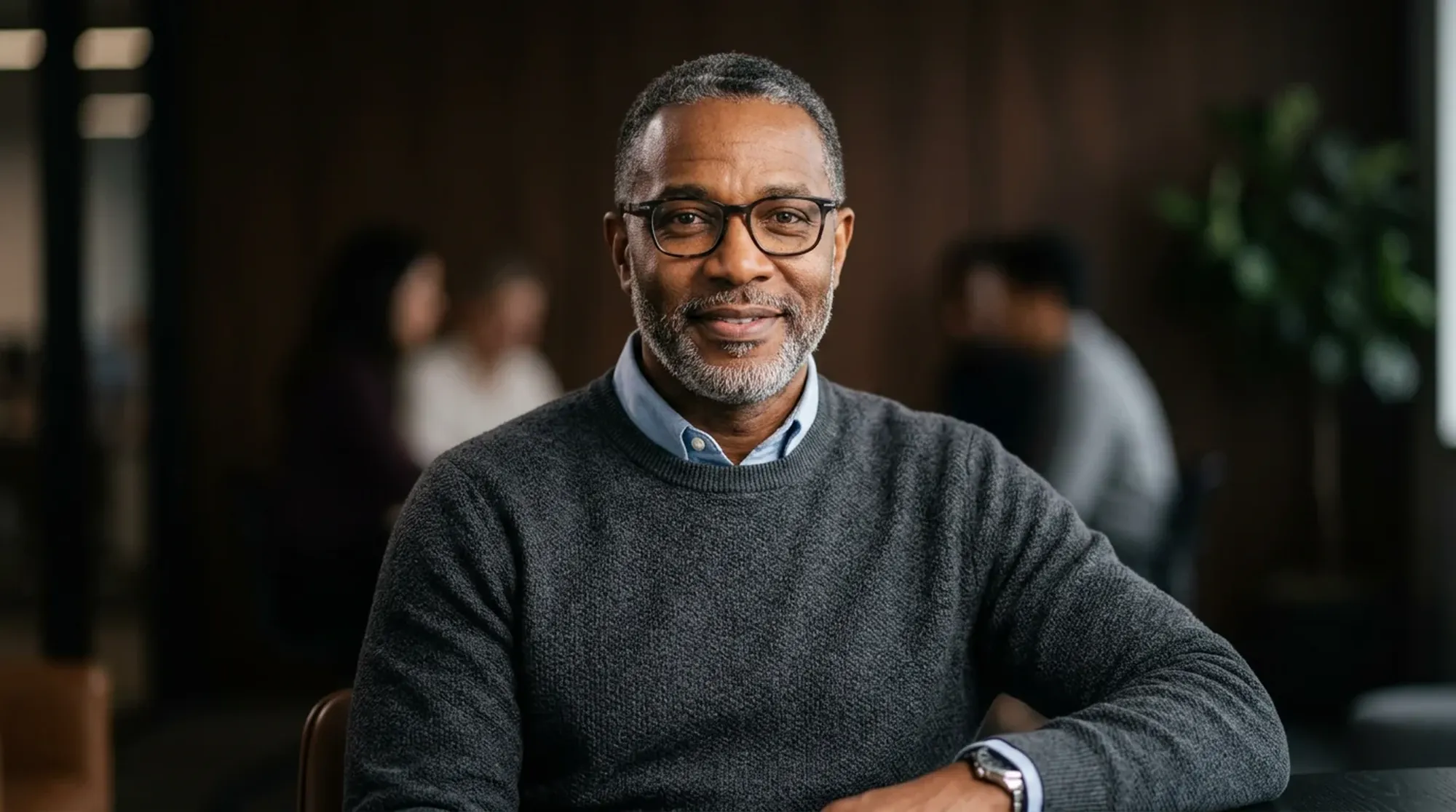 James Okonkwo — ekspert ds. treści o statusach pobytu